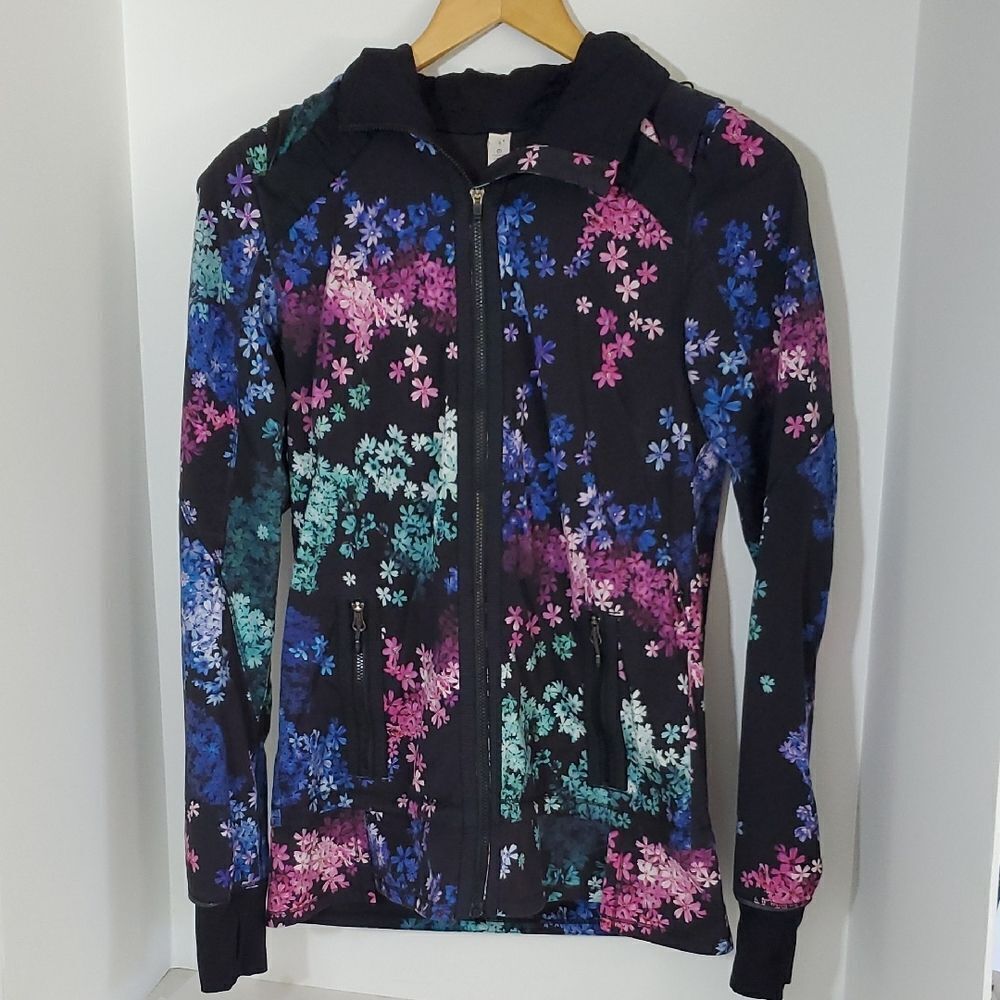 Lululemon Athletica Run Bandit Black Floral Jacket in Petal Pop Size 4 (XS)